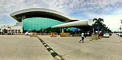 Panorama_of_Birsa_Munda_Airport Panoramic view of Birsa Munda Airport terminal building in Ranchi with vehicles and pedestrians in the foreground.